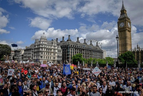 40,000 people march through London to halt Britain's "divorce" from Europe - ảnh 1